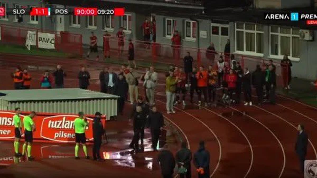 Jogadores abandonam partida após árbitro se recusar a checar VAR