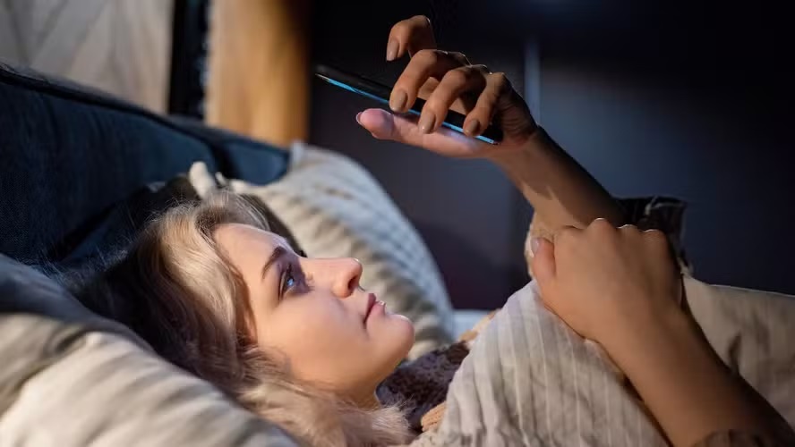 Uso do celular antes de dormir afeta sono e bem-estar, alerta especialista