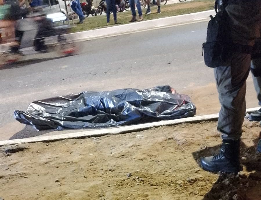 Motociclista morre após realizar ultrapassagem e bater em poste na Rota do Mar; vídeo