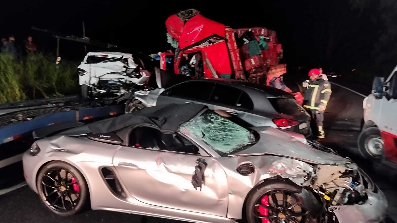 Acidente grave entre caminhão e guincho com veículos de luxo deixa uma pessoa morta na BR-101