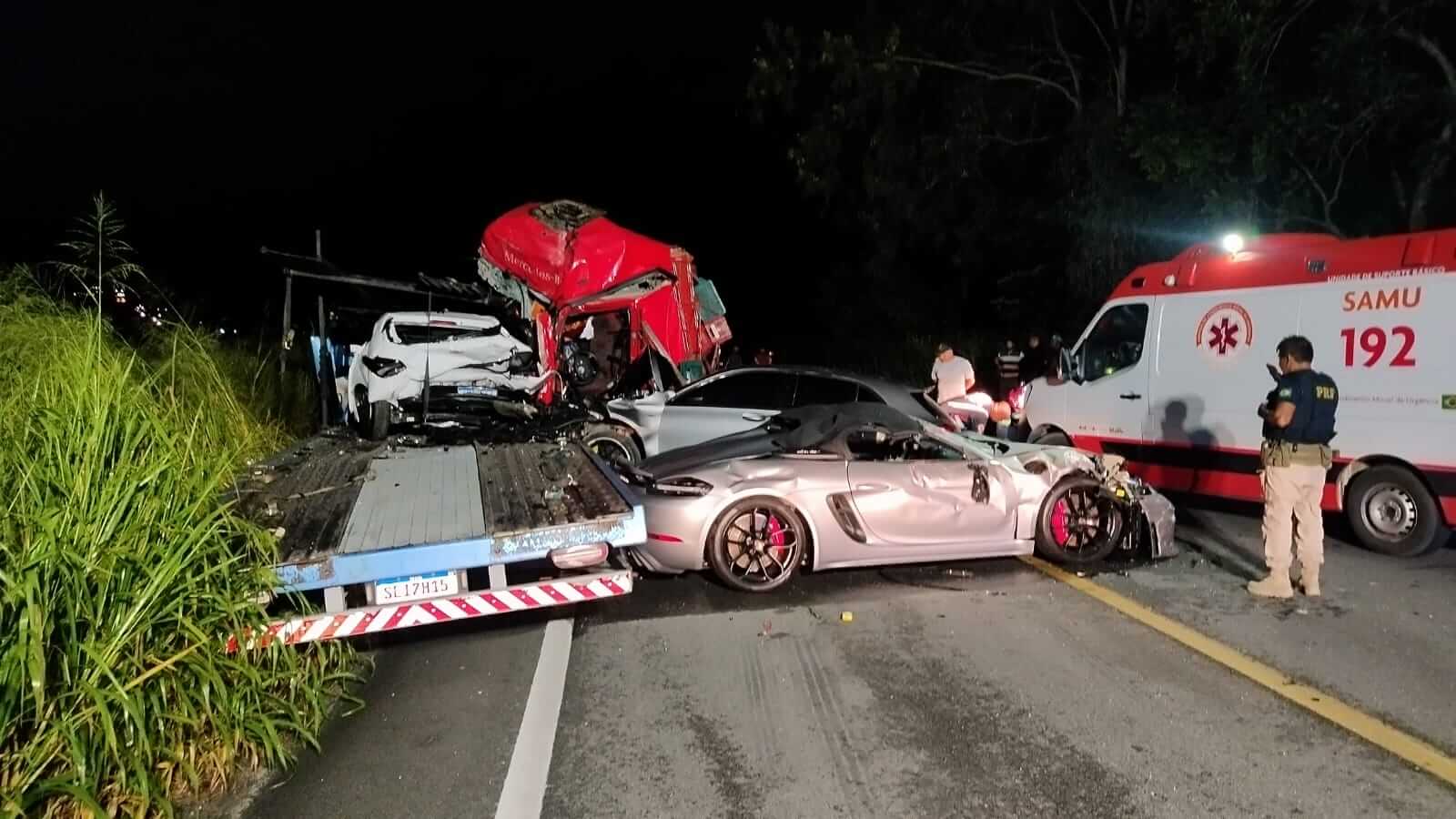 Acidente grave entre caminhão e guincho com veículos de luxo deixa uma pessoa morta na BR-101