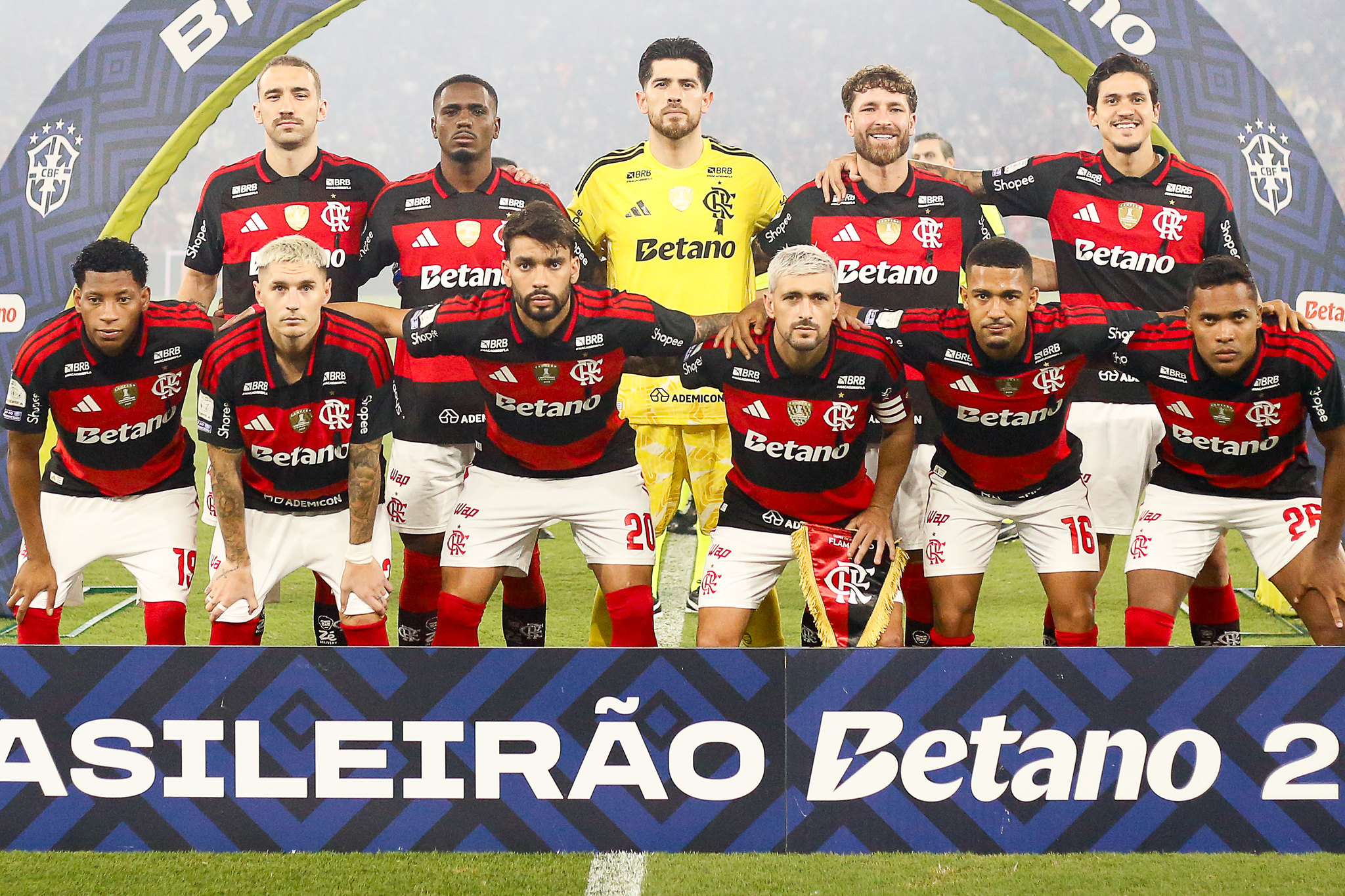 Mansão luxuosa de craque do Flamengo vira alvo de disputa judicial