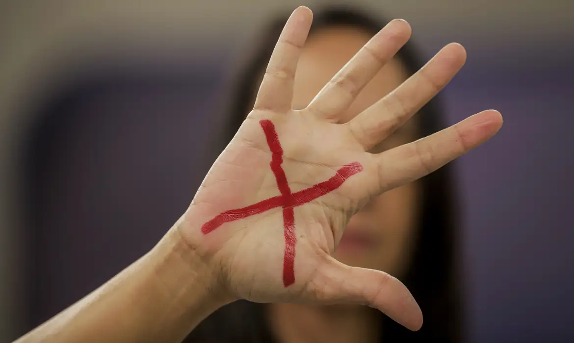 PM flagra mulher e criança de 2 anos fugindo pela janela para escapar de violência doméstica no Antares