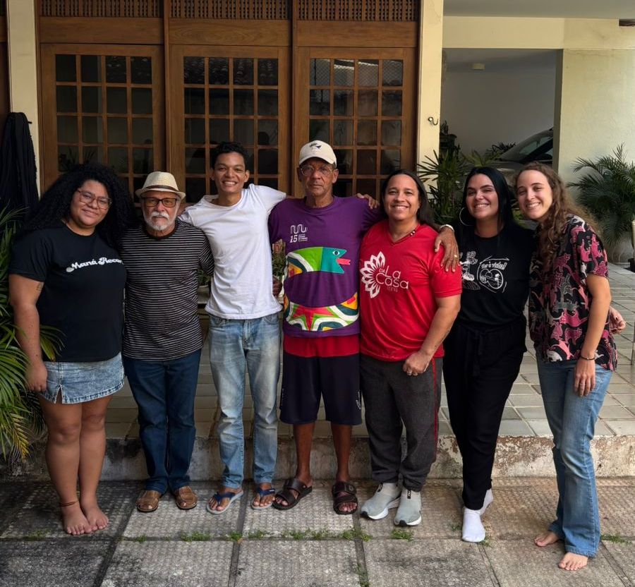 Equipe de sonorização com Chau do Pife e Mestre Gama. À direita, as coordenadoras do projeto: Luana Almeida e Maya Rodrigues