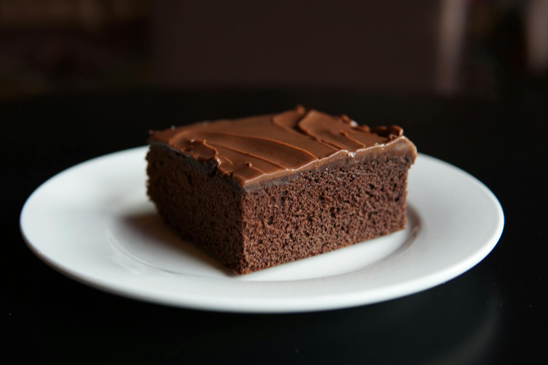 Bolo de chocolate perfeito em minutos: 3 receitas fáceis no liquidificador, airfryer ou micro-ondas