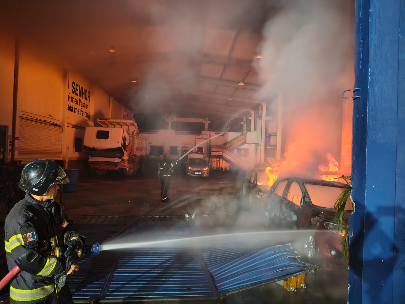 cinco carros são queimados durante incêndio em pátio de oficina mecânica