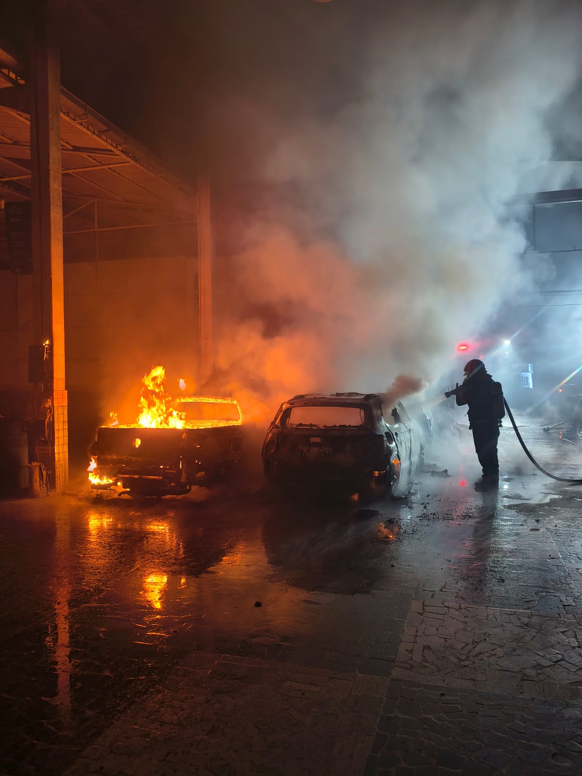 cinco carros são queimados durante incêndio em pátio de oficina mecânica
