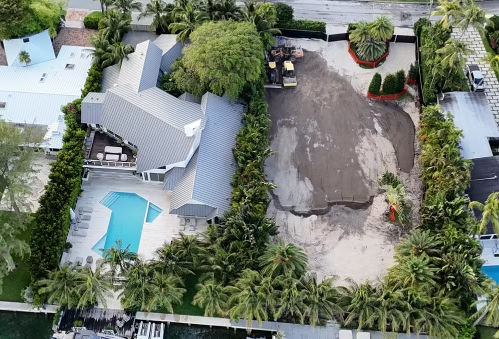 Gisele Bündchen manda demolir mansão vizinha de R$ 73 milhões para ampliar sua casa — Foto: The Grosby Group e Reprodução/Instagram