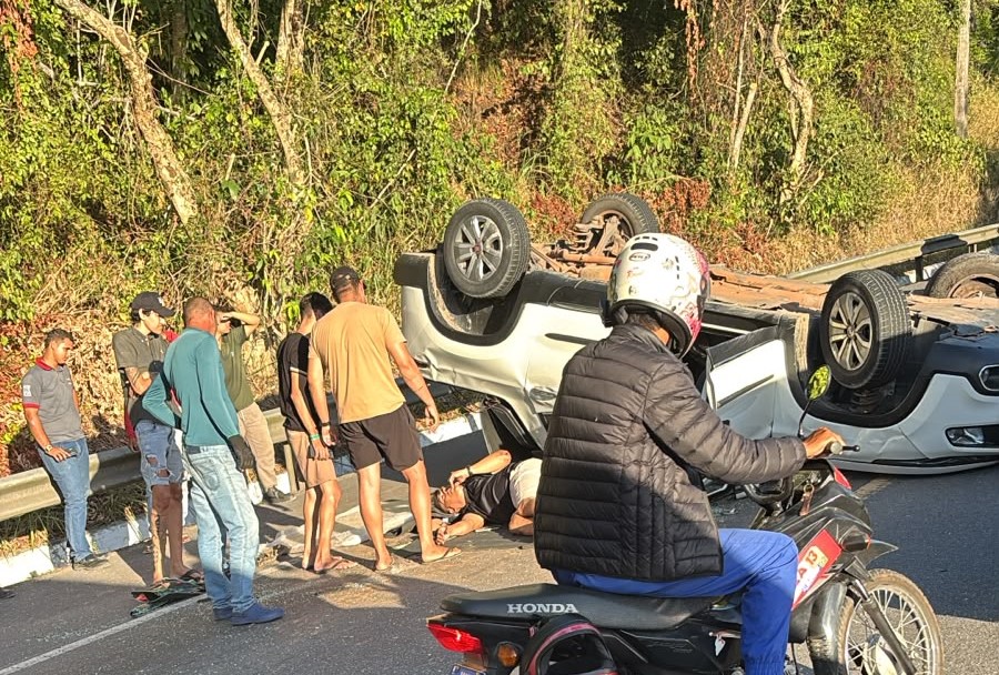 Vídeo: motorista é socorrido após carro capotar na Ladeira do Catolé