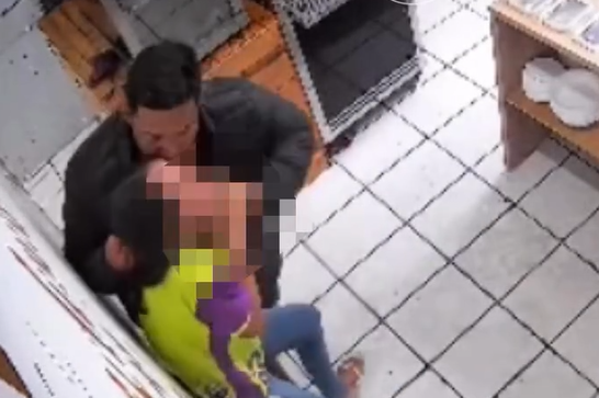 VÍDEO: mulher sofre agressões com tapas e puxões de cabelo no local de trabalho; polícia investiga
