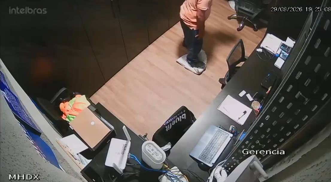 IMAGENS FORTES: câmera flagrou ex-funcionários de academia agredindo gata na Ponta Verde