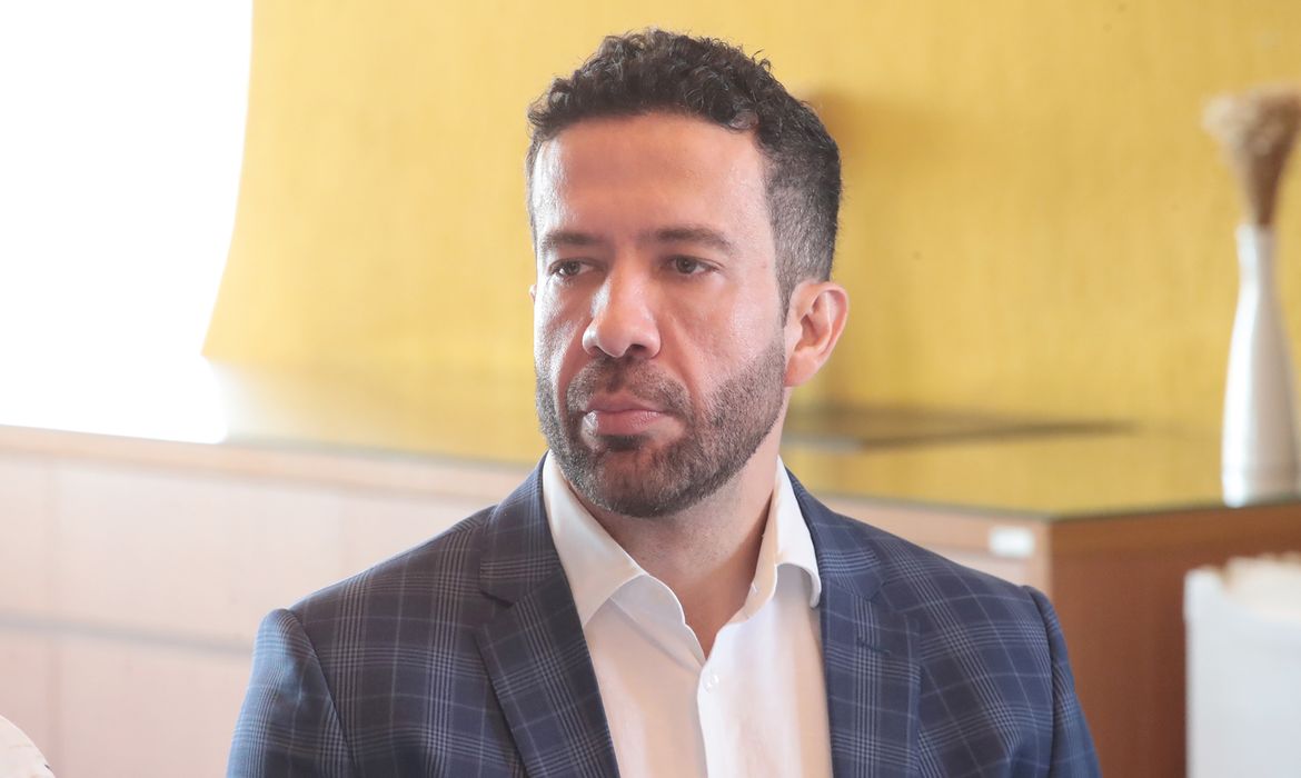 Deputado André Janones anuncia alta de hospital após quadro de arritmia cardíaca grave