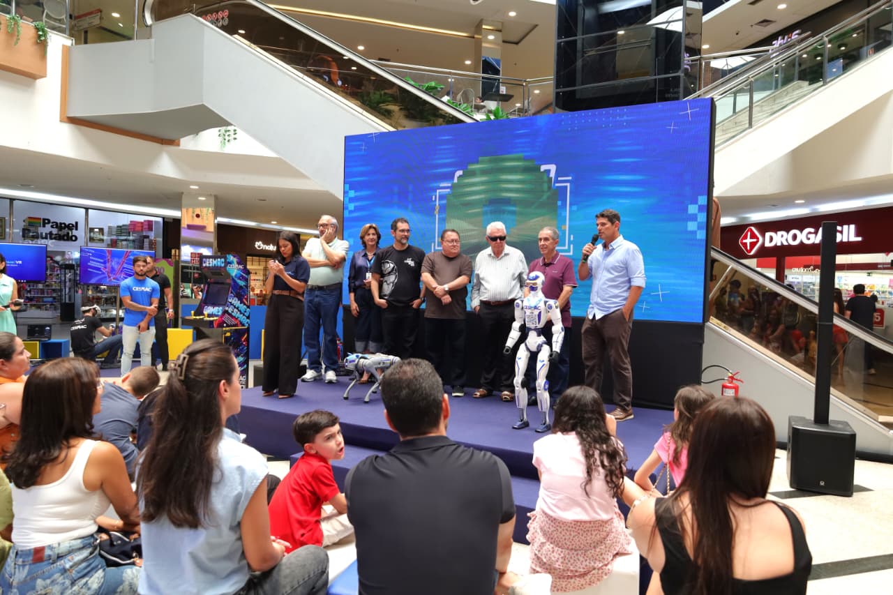 Arena Tech CESMAC levou robô humanoide e experiências de I.A. ao Maceió Shopping