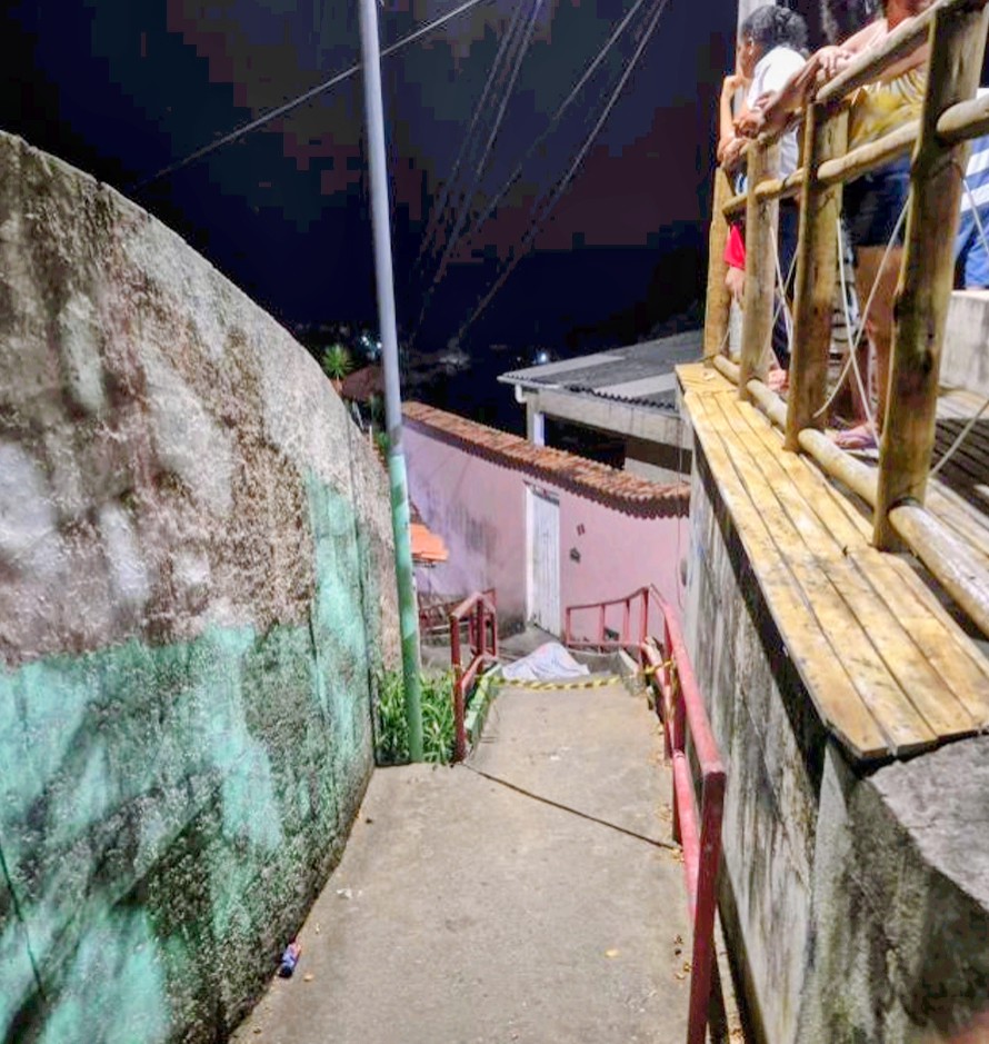 Jovem morto em escadaria em Ipioca jogava bola com crianças e foi baleado por dupla em moto, diz polícia