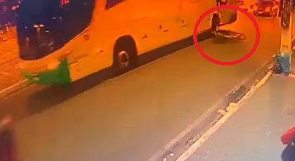 VÍDEO: adolescente morre ao cair da bicicleta e ser atropelado por ônibus em Arapiraca