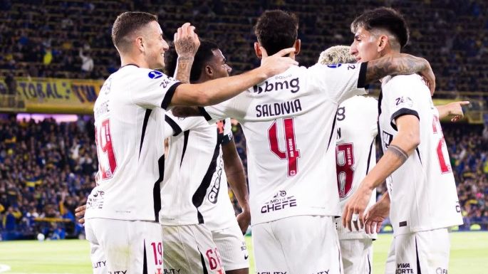 Vasco marca com Adson, se segura após expulsão e vence Boca na Bombonera