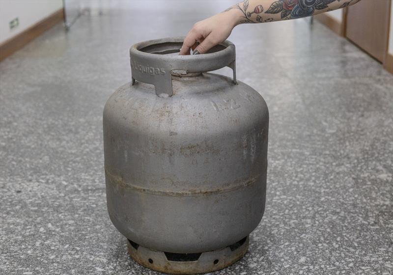 Filho ameaça mãe idosa com faca para dar botijão de gás a traficante em troca de drogas, na Grande Maceió