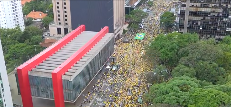Flávio Bolsonaro reúne apoiadores na Paulista e fala que o país está 'sem presidente'