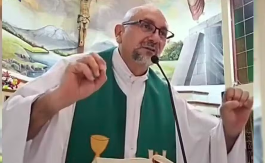 ‘Todos vamos morrer’: padre morre após ser atingido por cruz durante missa transmitida ao vivo