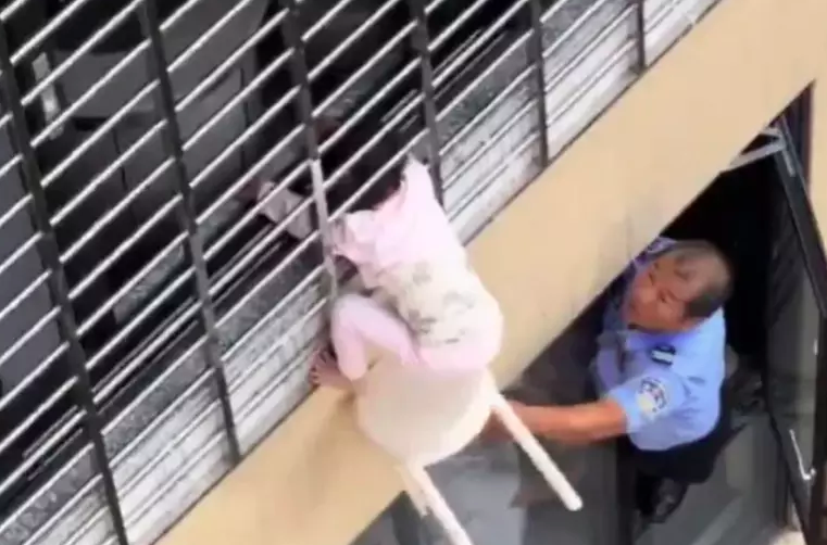 Criança é resgatada após ficar pendurada em grade de janela do 12º andar
