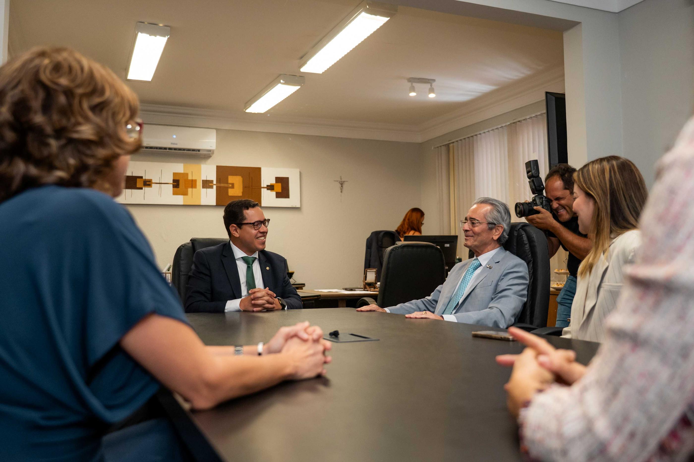Fábio Bittencourt visita Defensoria Pública e destaca diálogo permanente entre os Poderes