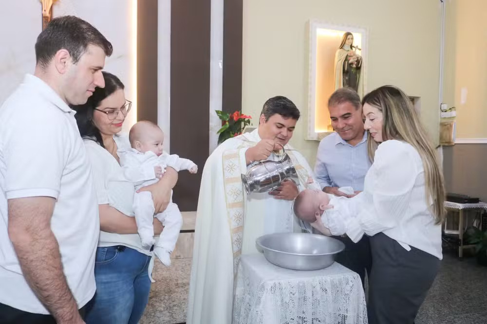 Pais se confundem e gêmeo é batizado duas vezes no interior de SP