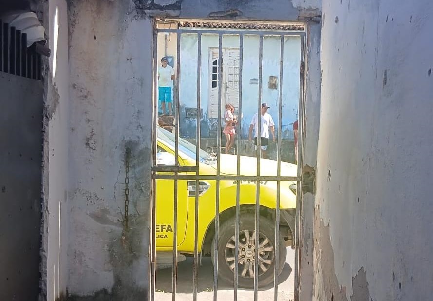 Jovem investigado por tráfico tem casa invadida e morre baleado na frente de família, em Arapiraca