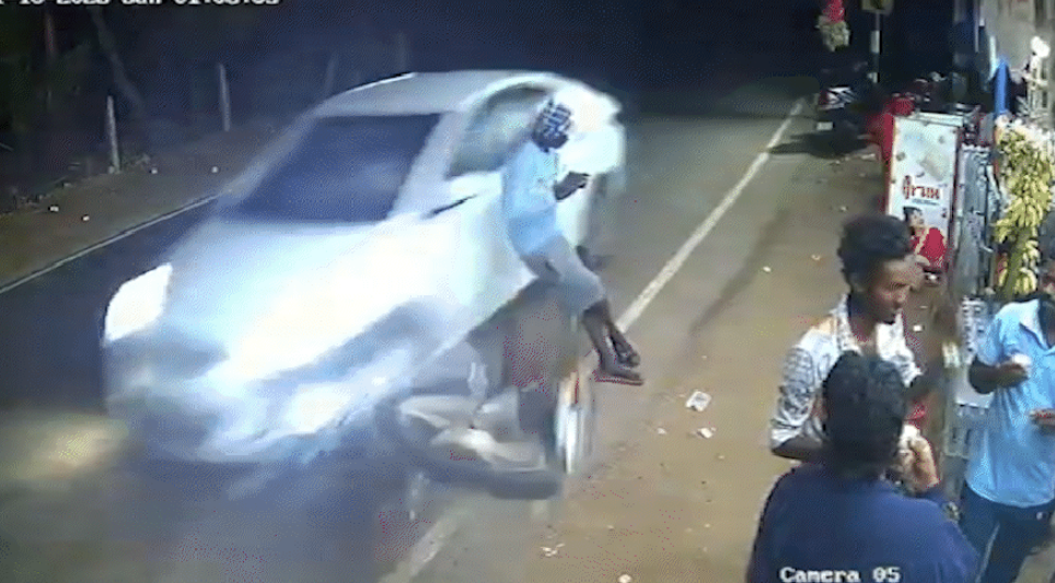 Vídeo: carro 'leva' motocicleta, e jovem escapa por pouco de atropelamento