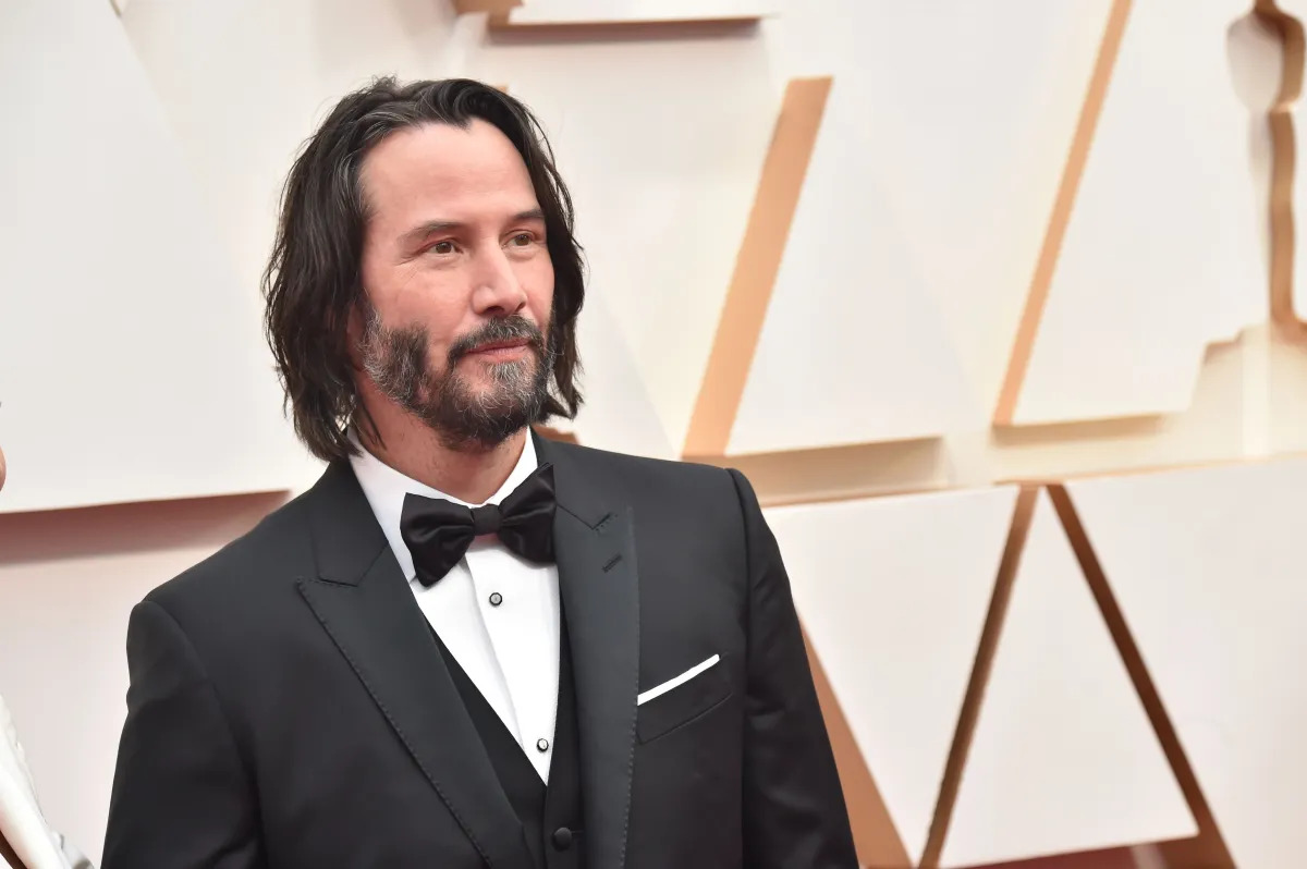 Aposentada cai em golpe com falso ator Keanu Reeves e perde R$ 7,5 mil