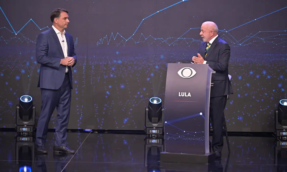 Mendonça diz que Flávio e Lula podem divulgar sigilos