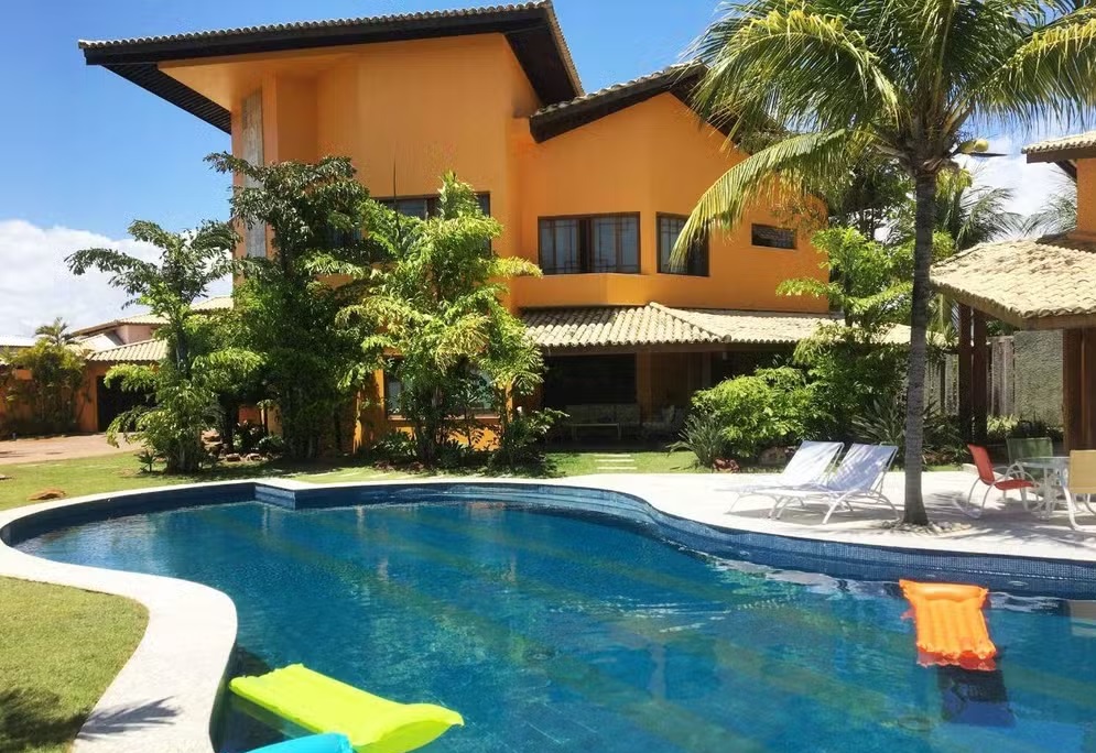 Mansão com piscina-violão, mármore travertino e oito suítes foi o refúgio de Netinho