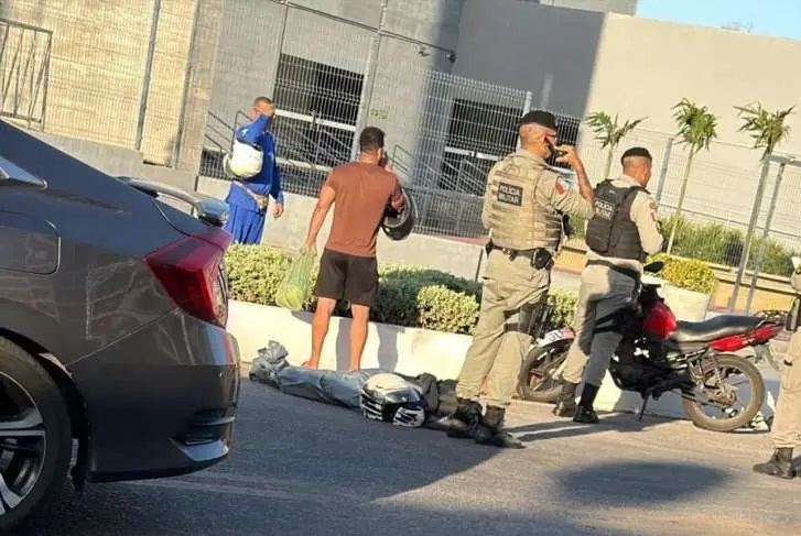 Passageira de moto de app morre ao cair de veículo e ser atropelada por caminhão no São Jorge