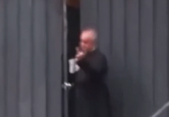 Vídeo: padre italiano exibe dedo do meio a manifestantes em frente a igreja em Milão