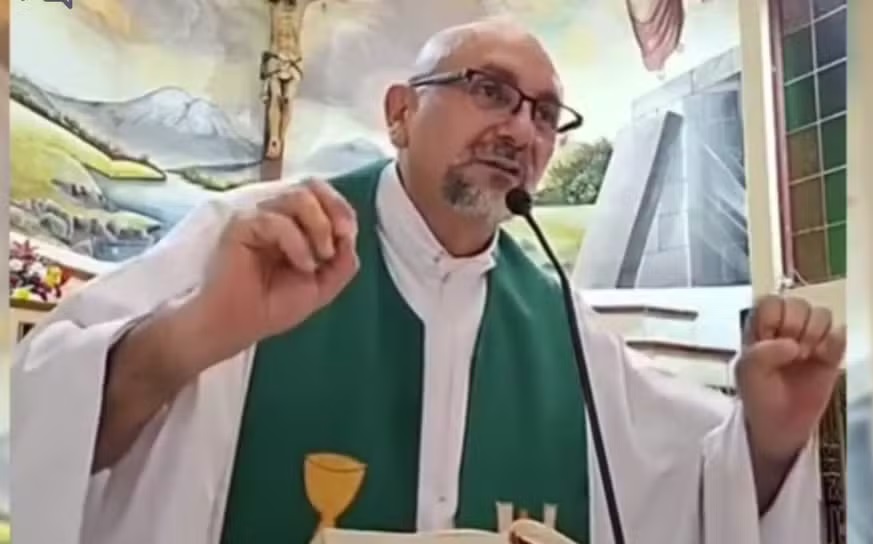 ‘Todos vamos morrer’: vídeo mostra últimas palavras de padre que morreu atingido por cruz
