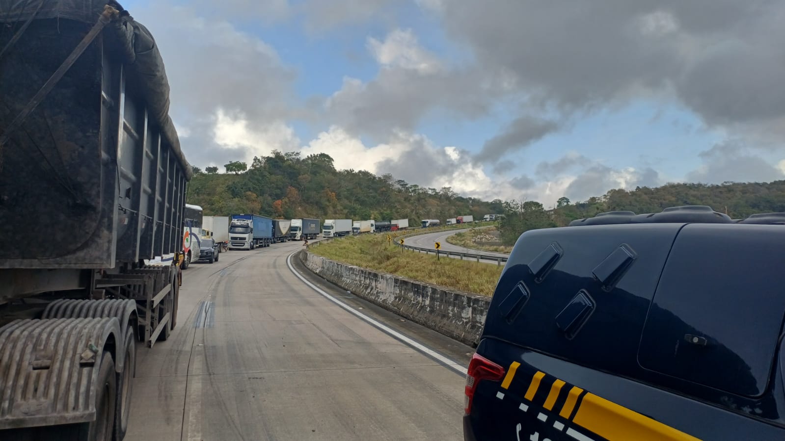 Carreta tomba e interdita trecho da BR-101, no Agreste de Alagoas