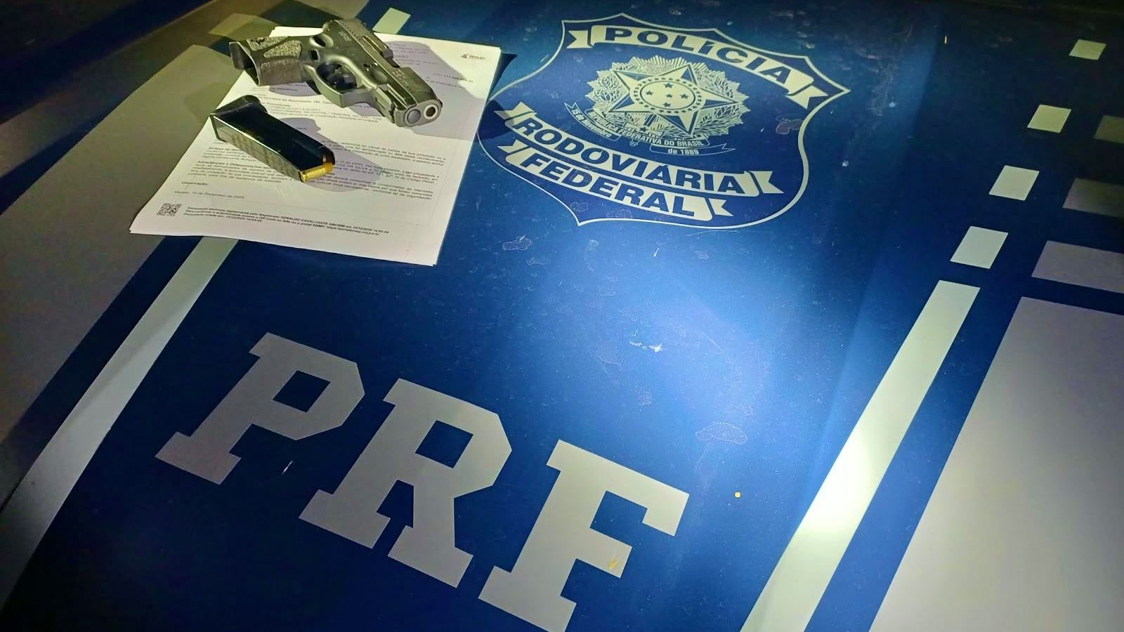 PRF prende homem com mandado de prisão por homicídio e porte ilegal de arma de fogo em Maceió