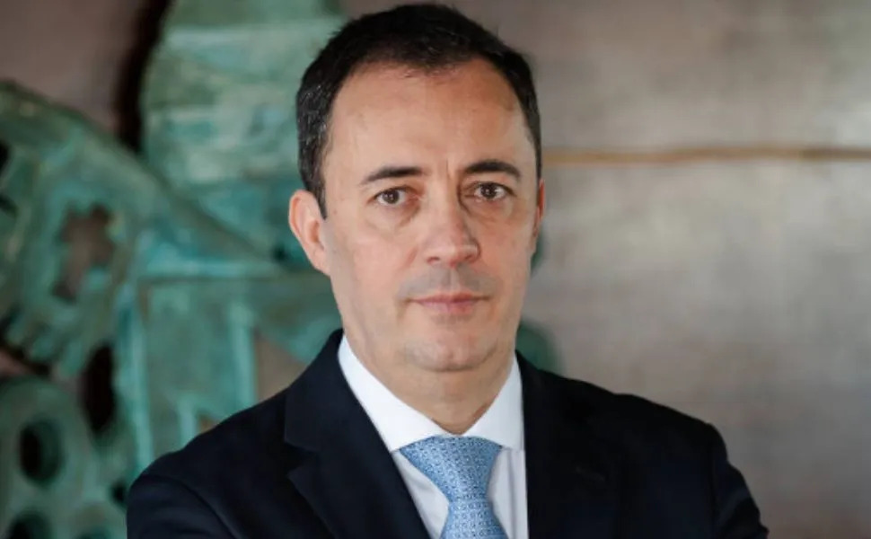 Reitor da PUCPR morre atingido por pedaço de telhado arrancado pelo vento