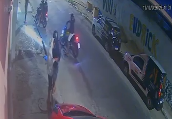 Assalto em grupo: vídeo registra mais um roubo na Ponta da Terra e suspeitos fogem em moto