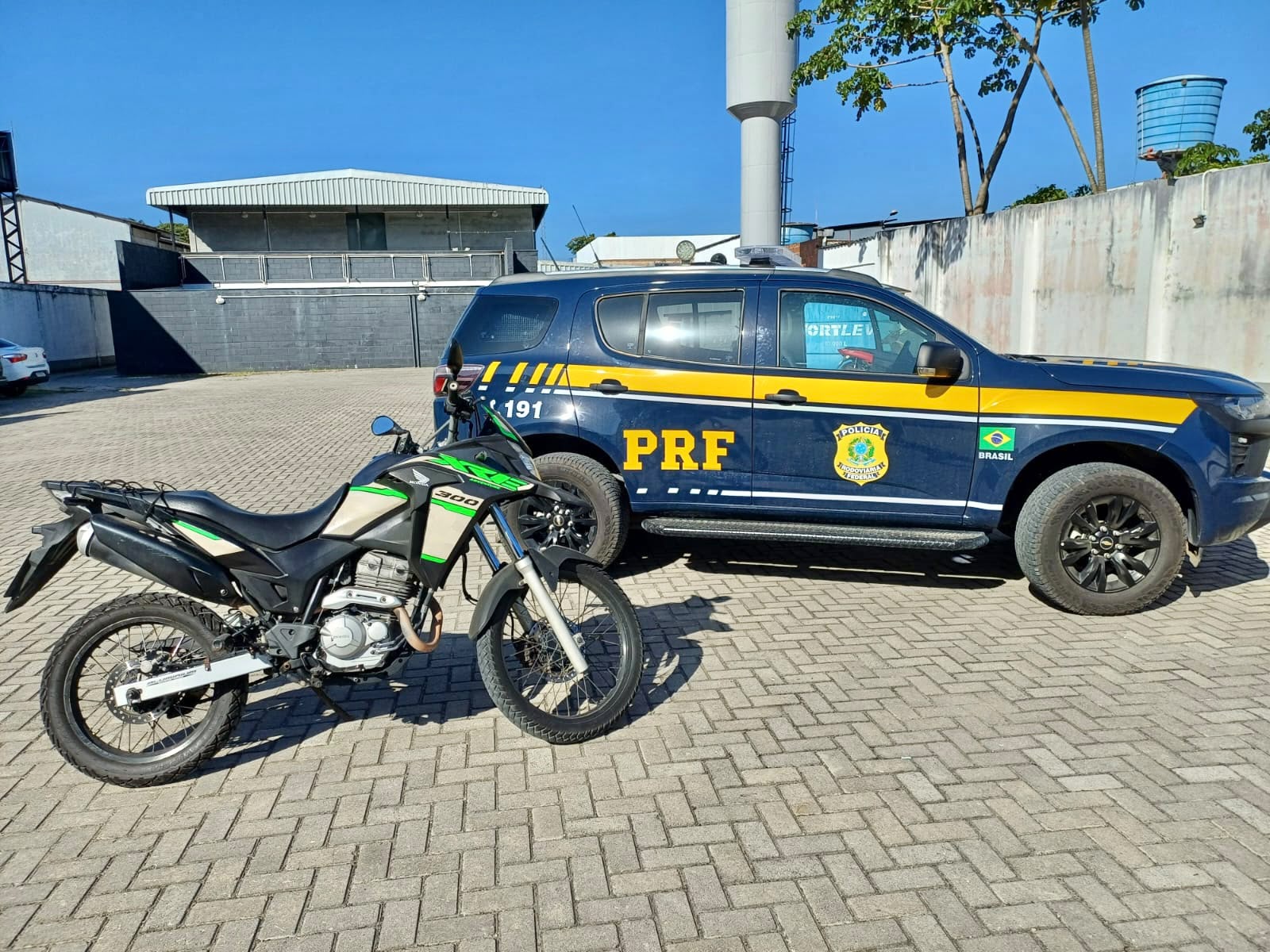 PRF prende homem com moto furtada em Recife e com sinais adulterados em Maceió