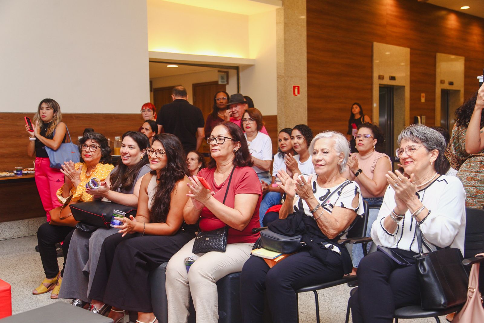 Evento reúne especialistas, arte e ação solidária para falar sobre câncer de mama