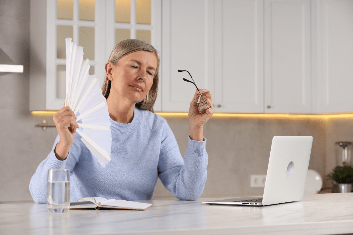 Calor na menopausa: por que o corpo parece “esquentar do nada”?