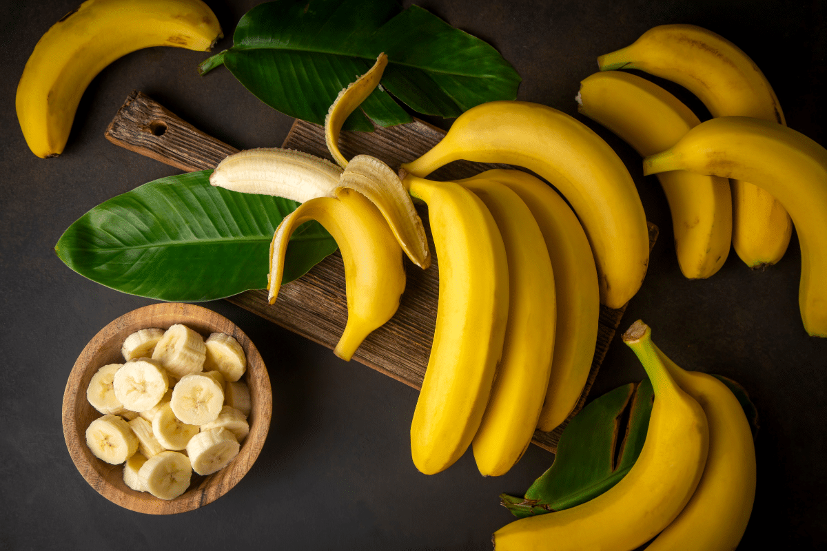 O que acontece com o corpo ao comer banana? Conheça 10 benefícios da fruta