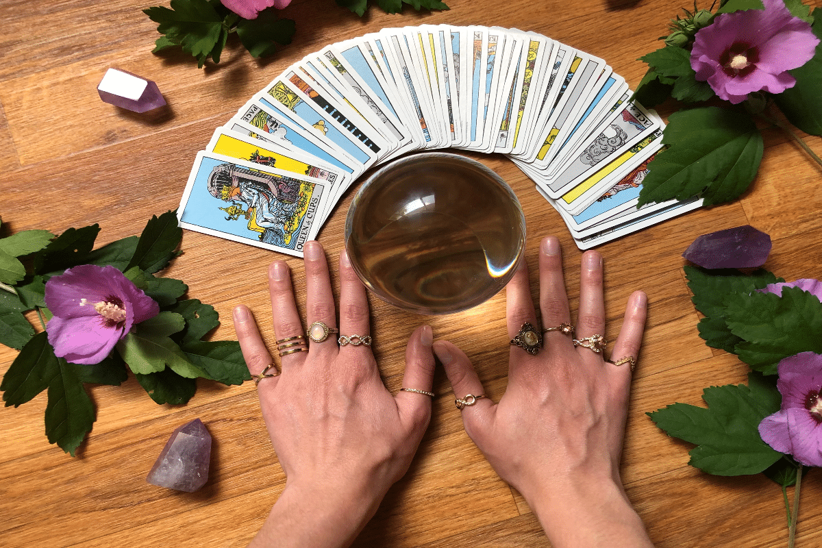 Outubro é mês de reflexão: tarot pode ajudar a repensar decisões nos últimos meses do ano