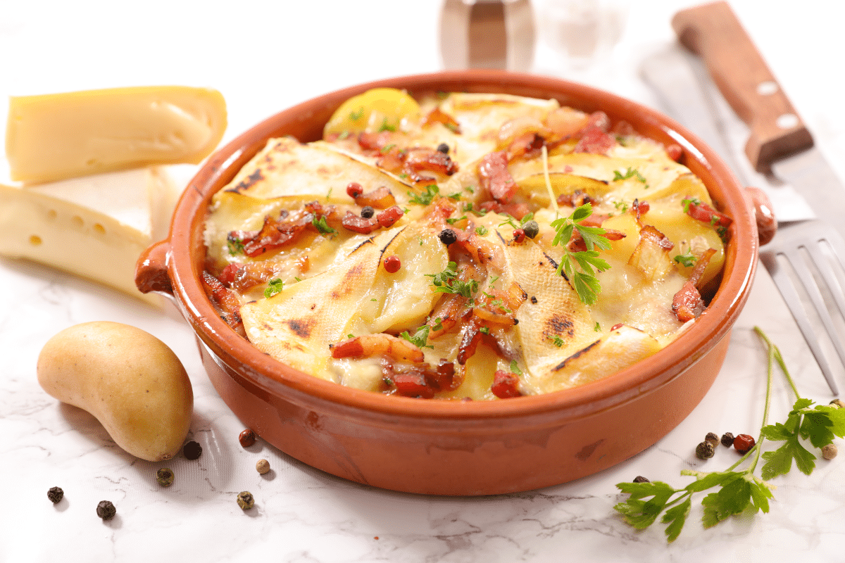 Tartiflette: conheça a receita francesa que combina batata, queijo e bacon