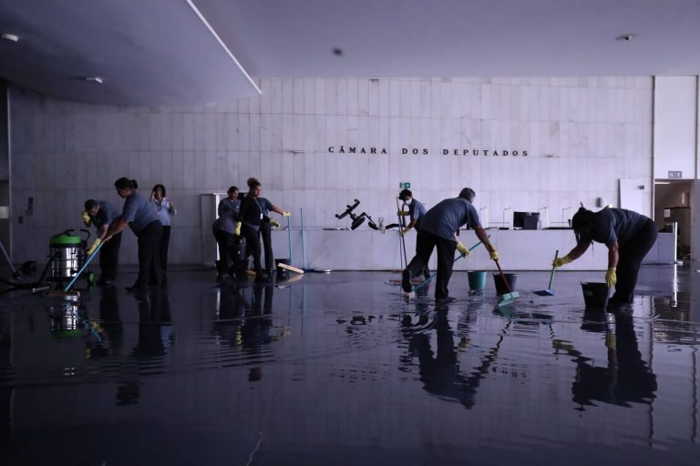 Limpeza do Sal&amp;atilde;o Negro do Congresso Nacional