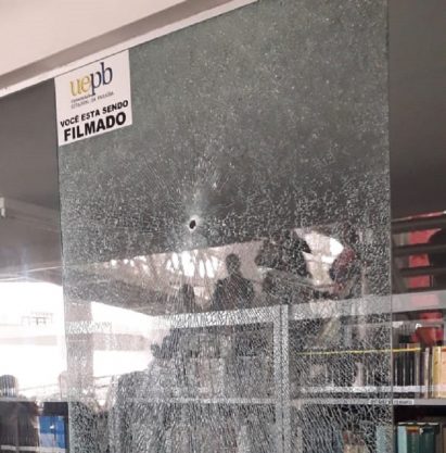 Marca de tiro no vidro da agência bancária da UEPB