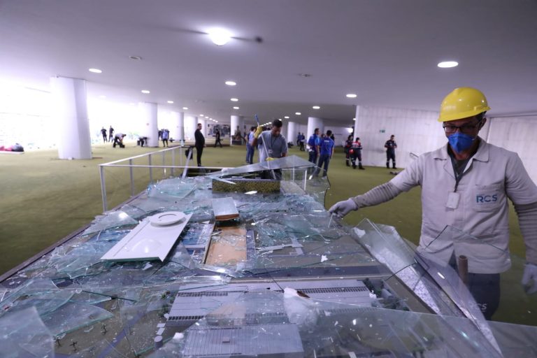 Maquete t&amp;aacute;tica do Congresso Nacional destru&amp;iacute;da