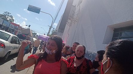 A fila de populares para tentar inscrição no setor de Habitação se estendeu por quase todo o quarteirão