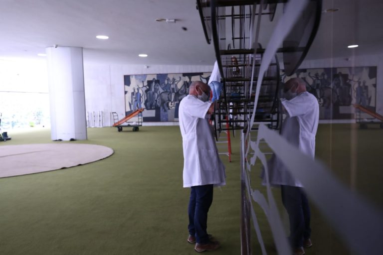 Outro &amp;acirc;ngulo da limpeza do vitral "Araguaia", de Marianne Peretti