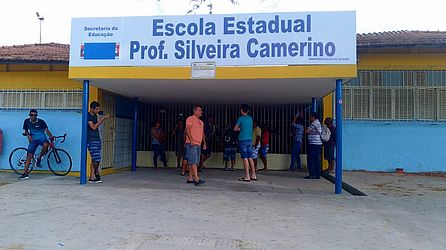 Nesta outra haviam poucas pessoas. 